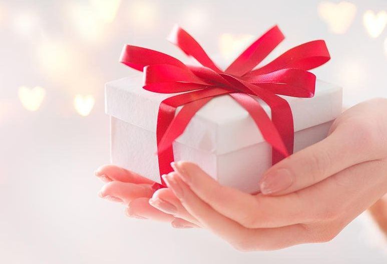 الهدية من شخص مجهول في المنام