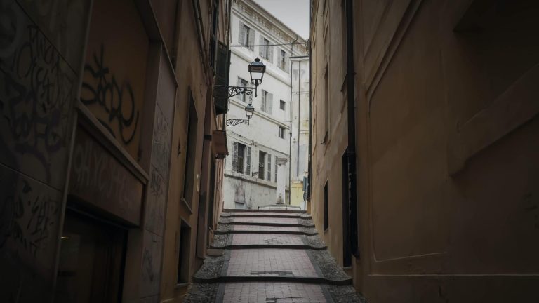 الممر الضيق في المنام