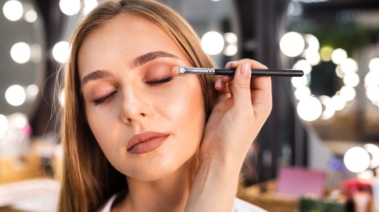 المكياج في الحلم للمتزوجة