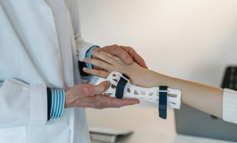 اليد المكسوره في المنام